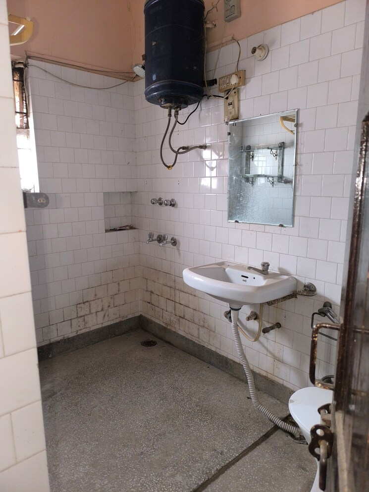 Bathroom, vasant kunj 3 Bedroom 1400 Sq.Ft. Apartment In Vasant Kunj Delhi 9045823
