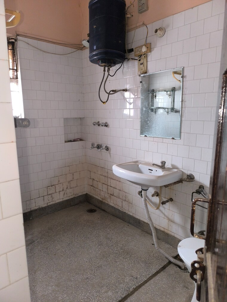 Bathroom, vasant kunj 3 Bedroom 1400 Sq.Ft. Apartment In Vasant Kunj Delhi 9045823