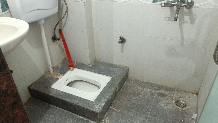 Bathroom, vaishali sector 2 2 Bedroom 800 Sq.Ft. Builder Floor In Vaishali Sector 2 Ghaziabad 9046211