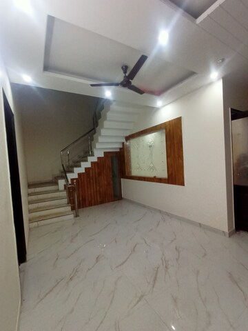 Room in 3 BHK Independent House at Sector 21 – for Rent