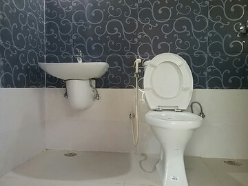 Bathroom in 4 BHK Apartment at Antriksh Golf View, Sector 78 – for Rent