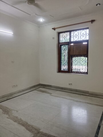 Room in 3 BHK Builder Floor at Sector 21c – for Rent