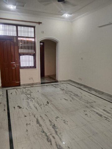 Room in 3 BHK Builder Floor at Sector 21c – for Rent
