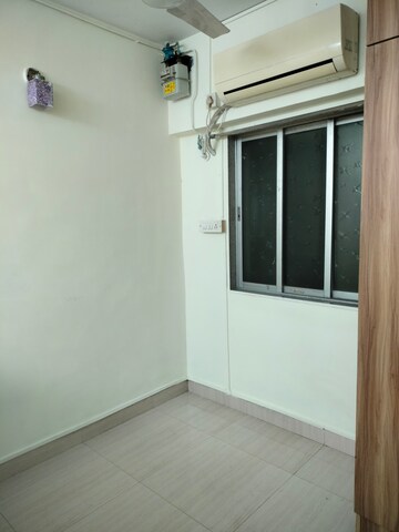 Room in 1.5 BHK Apartment at Kohinoor Tower Dadar, Dadar West – for Rent