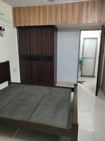 Room in 1.5 BHK Apartment at Kohinoor Tower Dadar, Dadar West – for Rent