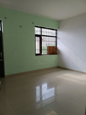 Room in 6 BHK Independent House at Sector 46 – for Rent