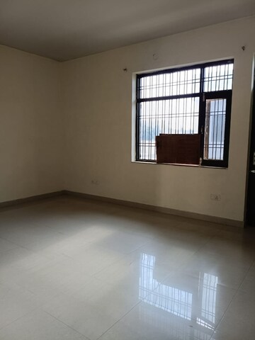 Room in 6 BHK Independent House at Sector 46 – for Rent