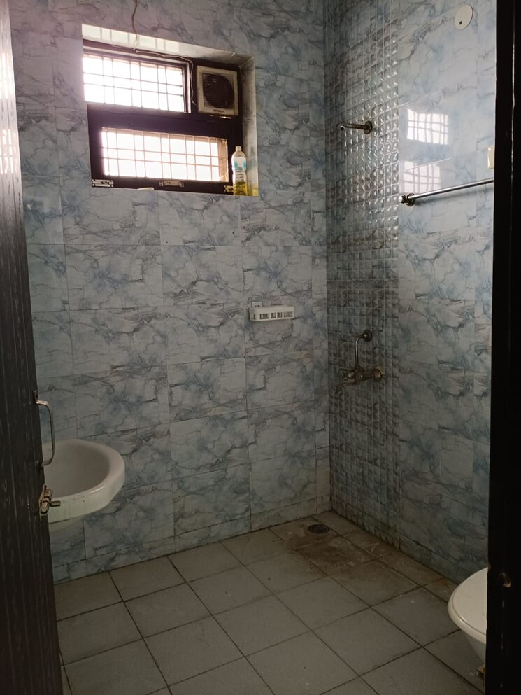 Bathroom, sector 46 6 Bedroom 3150 Sq.Ft. Independent House In Sector 46 Faridabad 9046414
