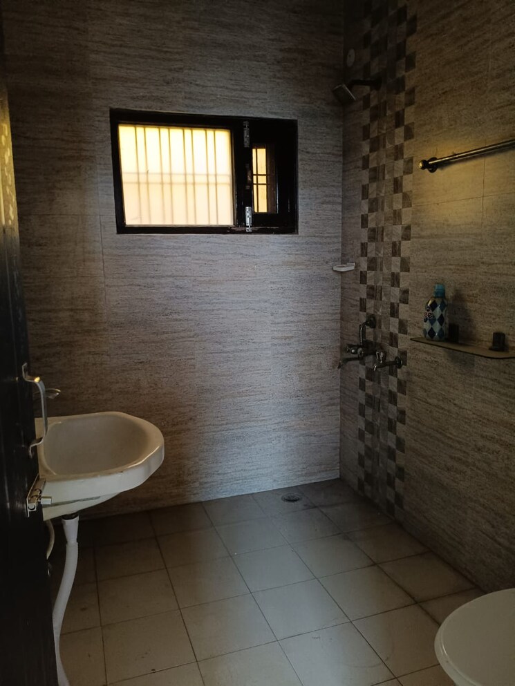 Bathroom, sector 46 6 Bedroom 3150 Sq.Ft. Independent House In Sector 46 Faridabad 9046414