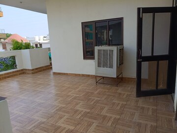 Room in 6 BHK Independent House at Sector 46 – for Rent