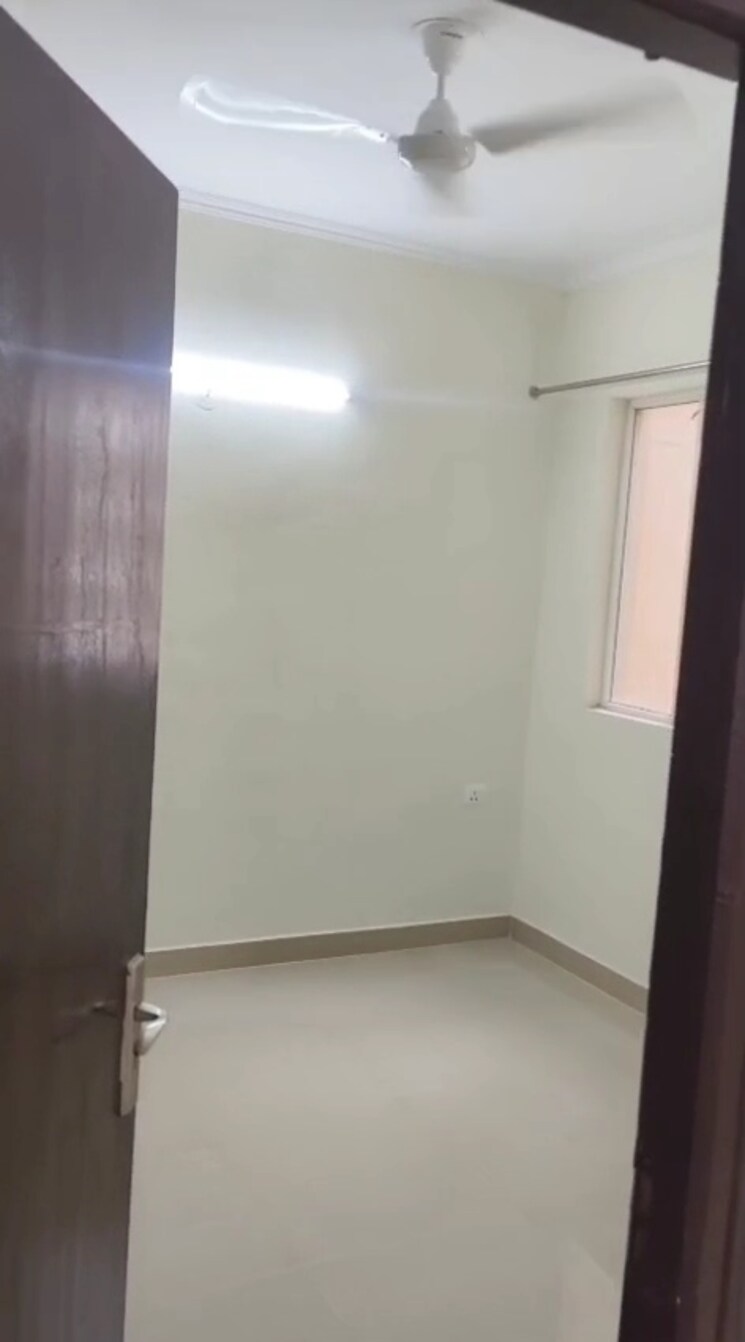 Room, amrapali-crystal-homes 3 Bedroom 1375 Sq.Ft. Apartment In Sector 76 Noida 9046507