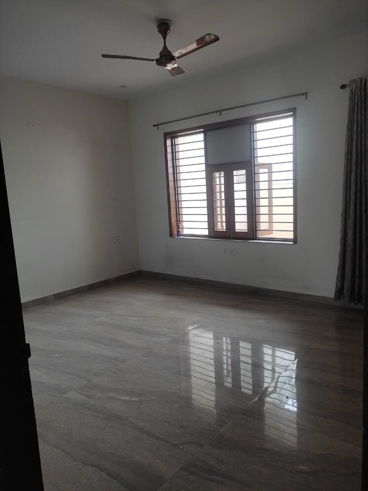 Room, sector 21d 3 Bedroom 250 Sq.Yd. Builder Floor In Sector 21d Faridabad 9046538