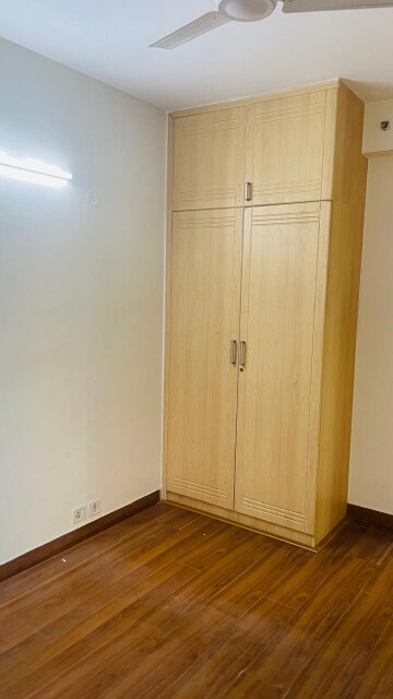 Room in 3 BHK Apartment at BPTP The Resort, Sector 75 – for Sale