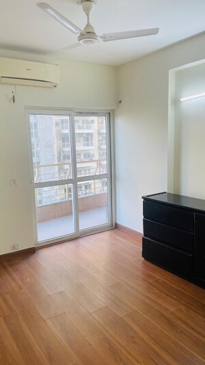 Room in 3 BHK Apartment at BPTP The Resort, Sector 75 – for Sale