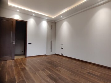 Room in 4 BHK Builder Floor at Dlf Phase iv – for Sale