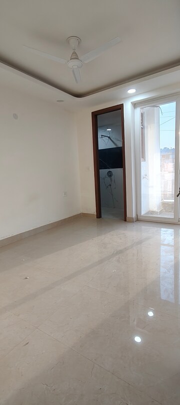 Room in 3 BHK Builder Floor at Chattarpur – for Rent