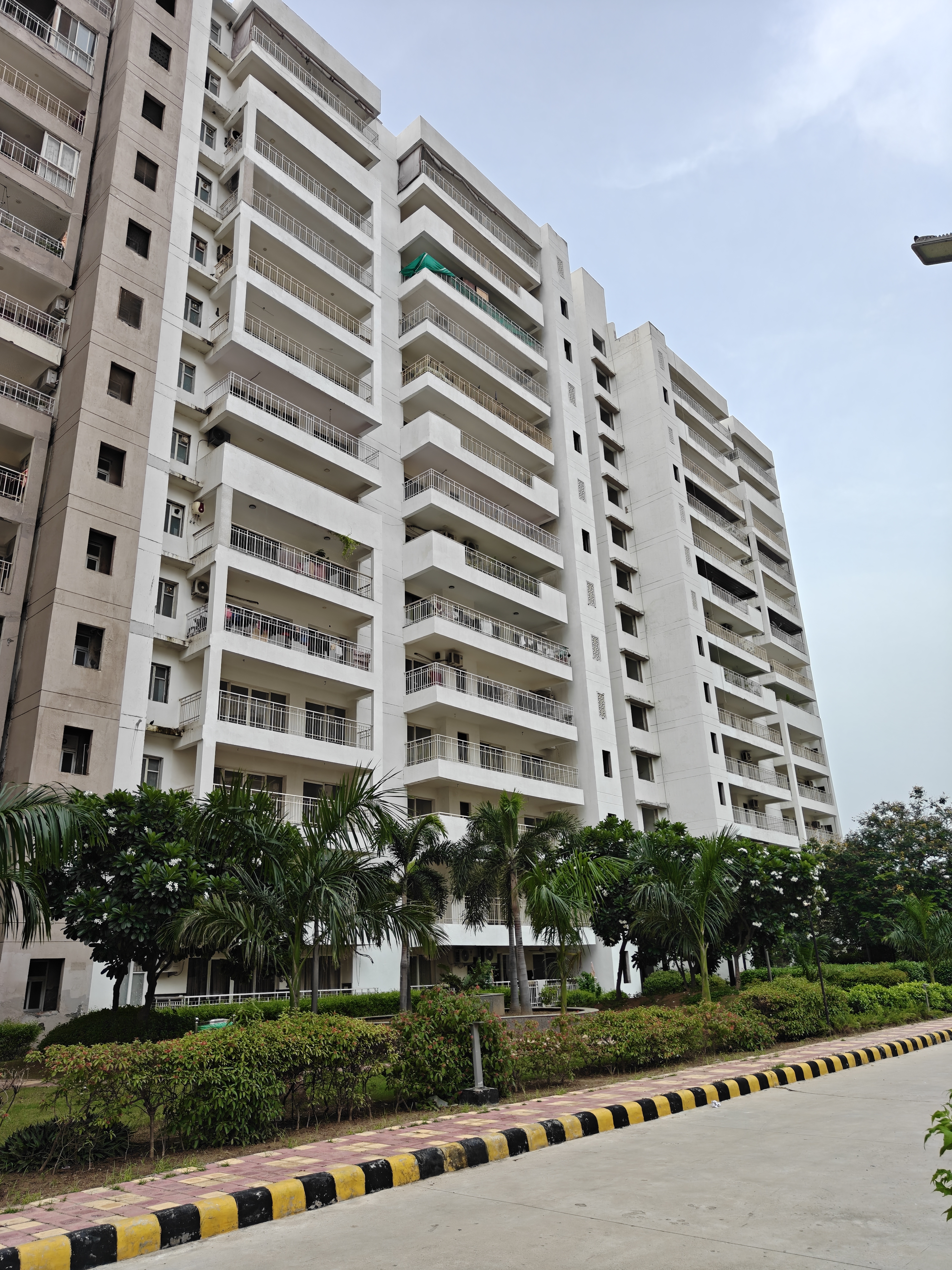 3.5 BHK + Servant Room 2199 Sq.Ft. Apartment in Unitech Ivory Towers