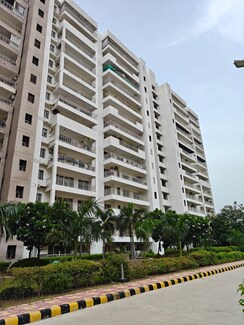 3.5 BHK + Servant Room Apartment For Sale in Unitech Ivory Towers
