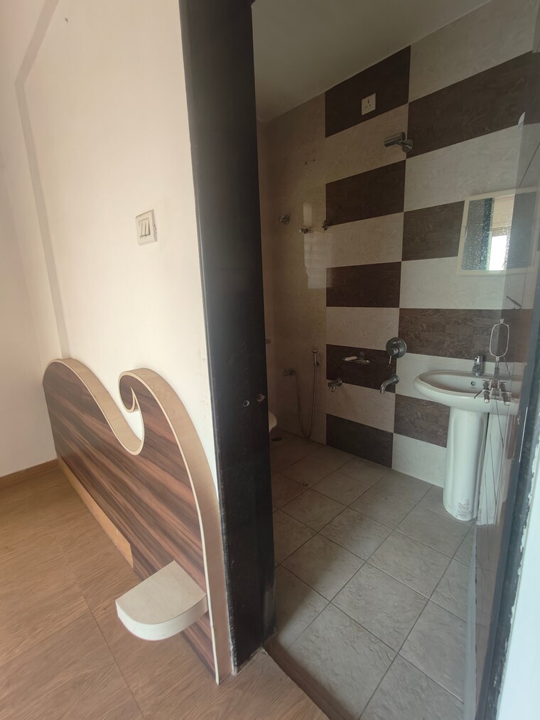 Bathroom, dwarka-suncrest-phase-2 2 Bedroom 957 Sq.Ft. Apartment In Rahatani Pune 9046872