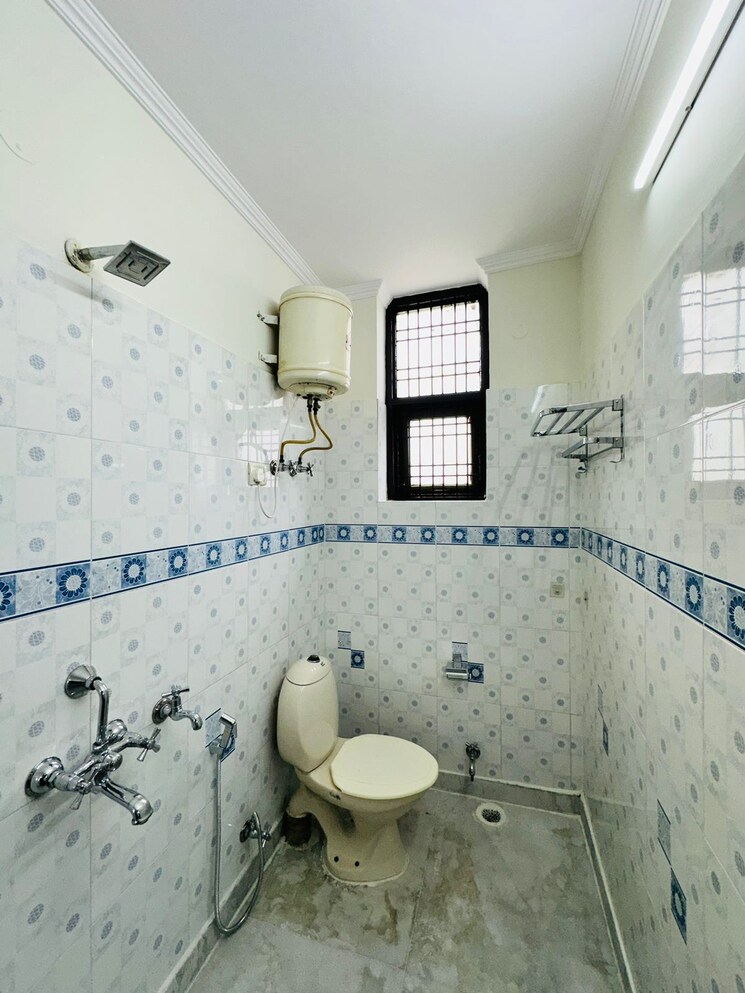 Bathroom, sector 46 2 Bedroom 163 Sq.Yd. Builder Floor In Sector 46 Gurgaon 9046882