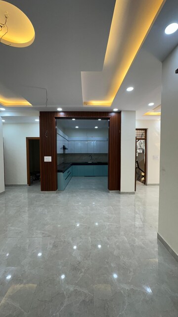 Room in 4 BHK Builder Floor at Palam Vihar – for Rent