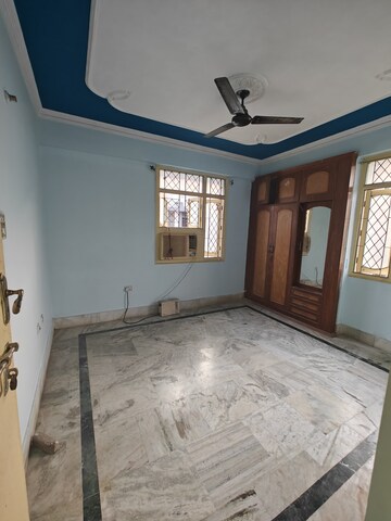 Room in 3 BHK Apartment at Exhibition Road – for Rent