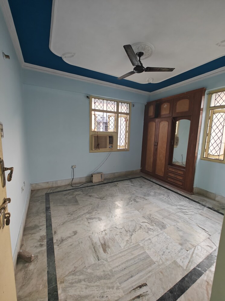 Room, exhibition road 3 Bedroom 1000 Sq.Ft. Apartment In Exhibition Road Patna 9047031