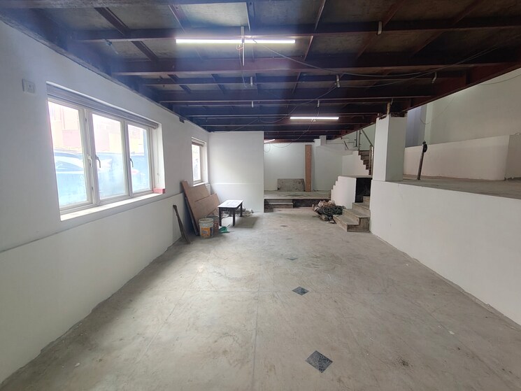  Parking, egmore Commercial Showroom 2000 Sq.Ft. In Egmore Chennai 9047089