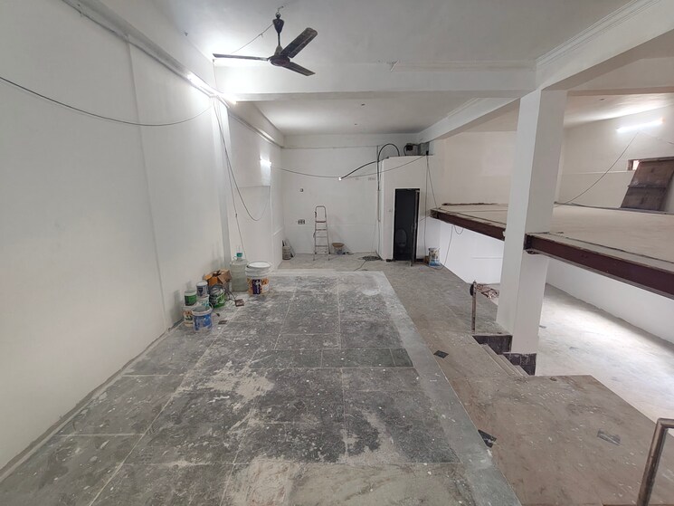  Parking, egmore Commercial Showroom 2000 Sq.Ft. In Egmore Chennai 9047089