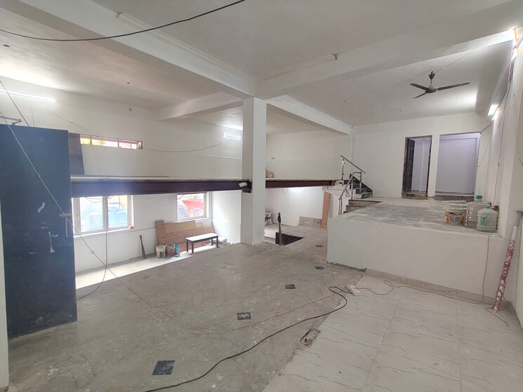  Parking, egmore Commercial Showroom 2000 Sq.Ft. In Egmore Chennai 9047089