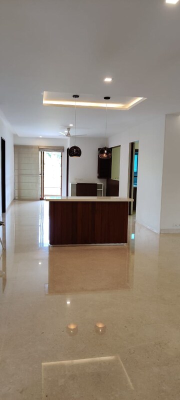 Room in 4 BHK Apartment at Brigade Rhapsody, Palace Road – for Rent