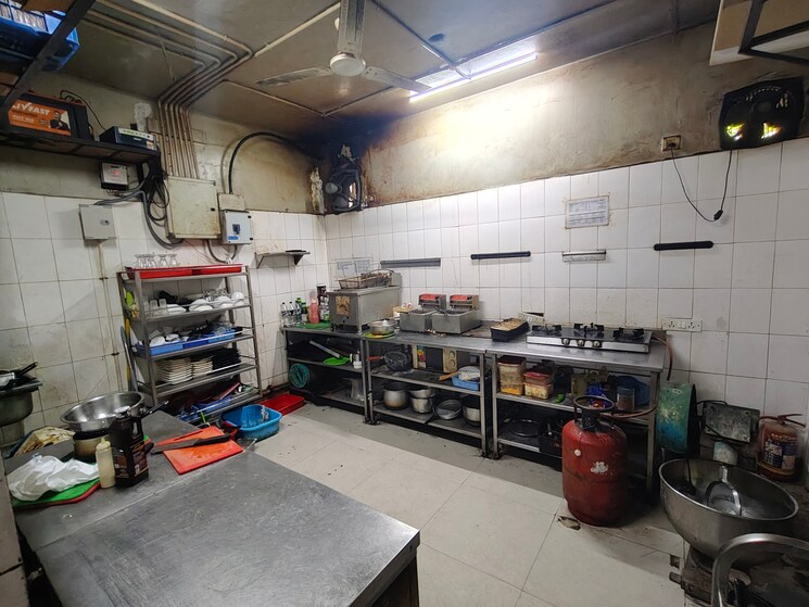  Parking, anna nagar Commercial Showroom 1650 Sq.Ft. In Anna Nagar Chennai 9047105