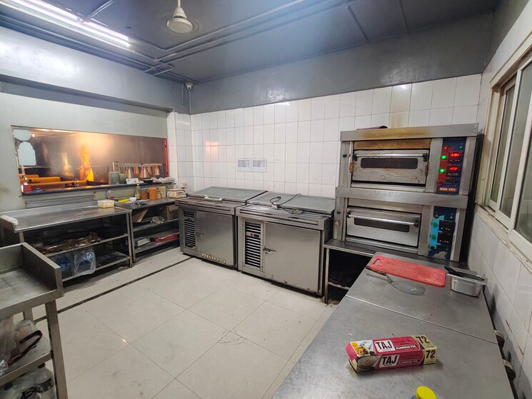  Parking, anna nagar Commercial Showroom 1650 Sq.Ft. In Anna Nagar Chennai 9047105