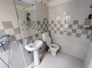 Team Area in 2 BHK Apartment at Gaur City 2 - 14th Avenue, Sector 16c Greater Noida – for Sale