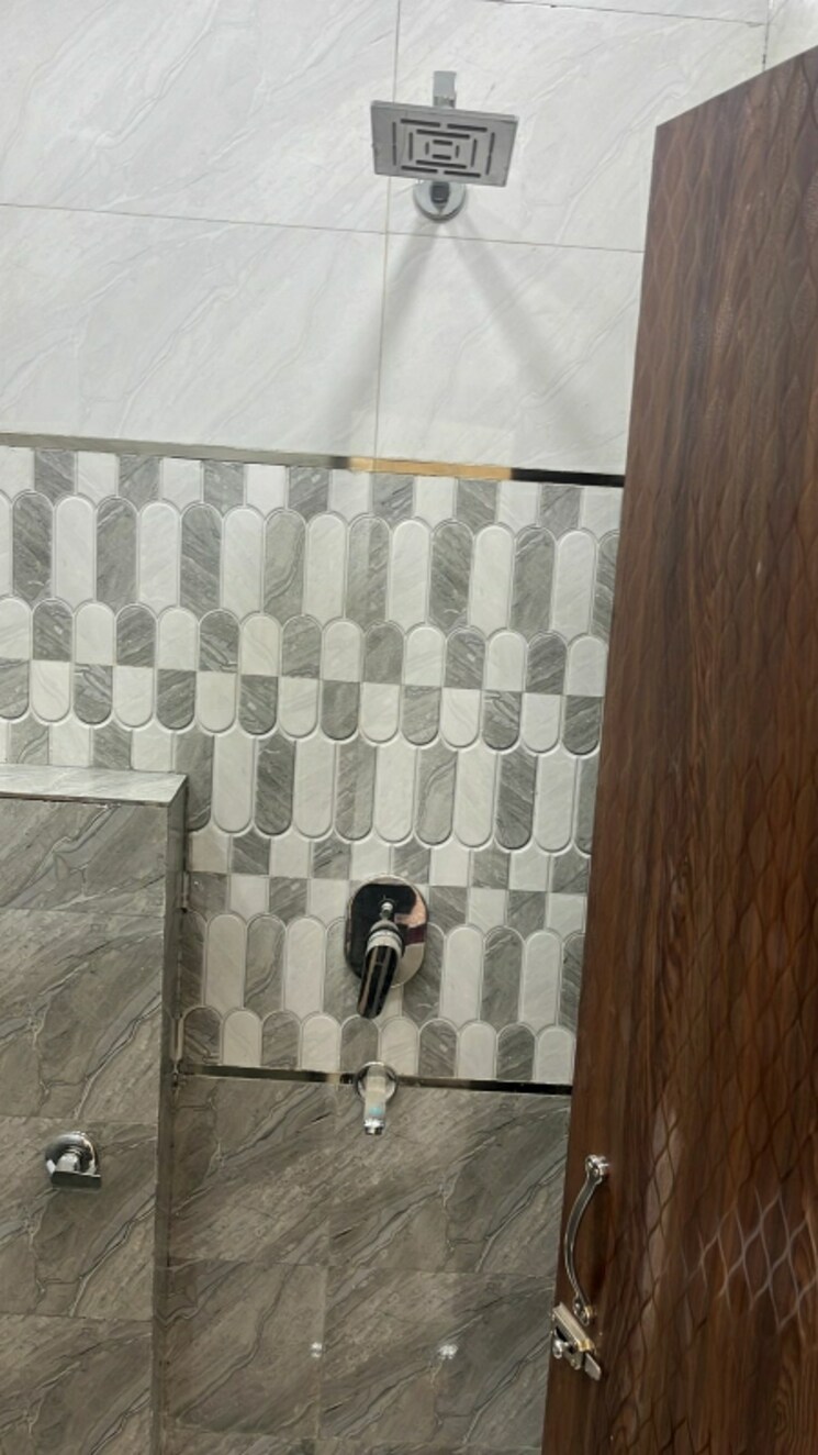 Bathroom, mansarover garden 2.5 Bedroom 900 Sq.Ft. Builder Floor In Mansarover Garden Delhi 9047160