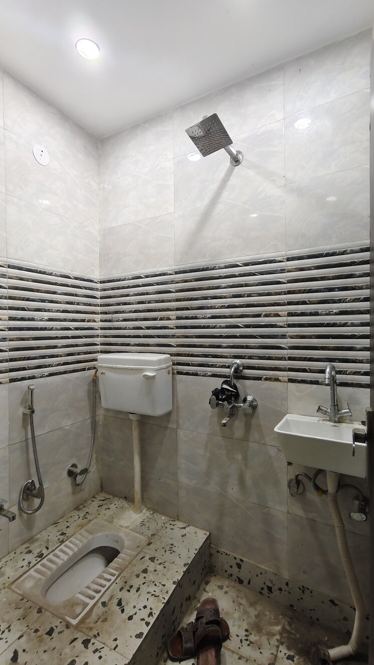 Bathroom, govindpuri 2 Bedroom 600 Sq.Ft. Builder Floor In Govindpuri Delhi 9047161