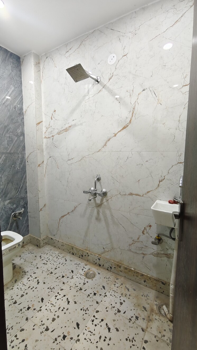 Bathroom, govindpuri 2 Bedroom 600 Sq.Ft. Builder Floor In Govindpuri Delhi 9047161