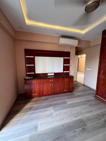 Room in 2.5 BHK Apartment at Godrej Aria, Sector 79 – for Rent
