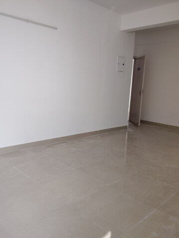 Room in 2 BHK Apartment at Suncity Avenue 76, Sector 76 – for Rent
