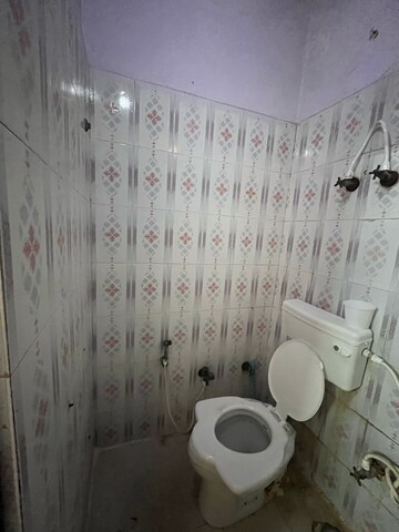 Bathroom in 1 BHK Apartment at Shalimar Apartments Shalimar Garden, Shalimar Garden – for Rent