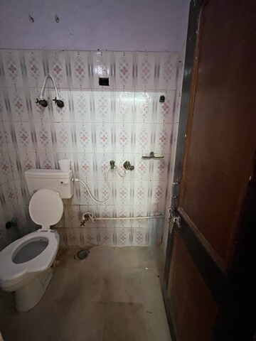 Bathroom in 1 BHK Apartment at Shalimar Apartments Shalimar Garden, Shalimar Garden – for Rent