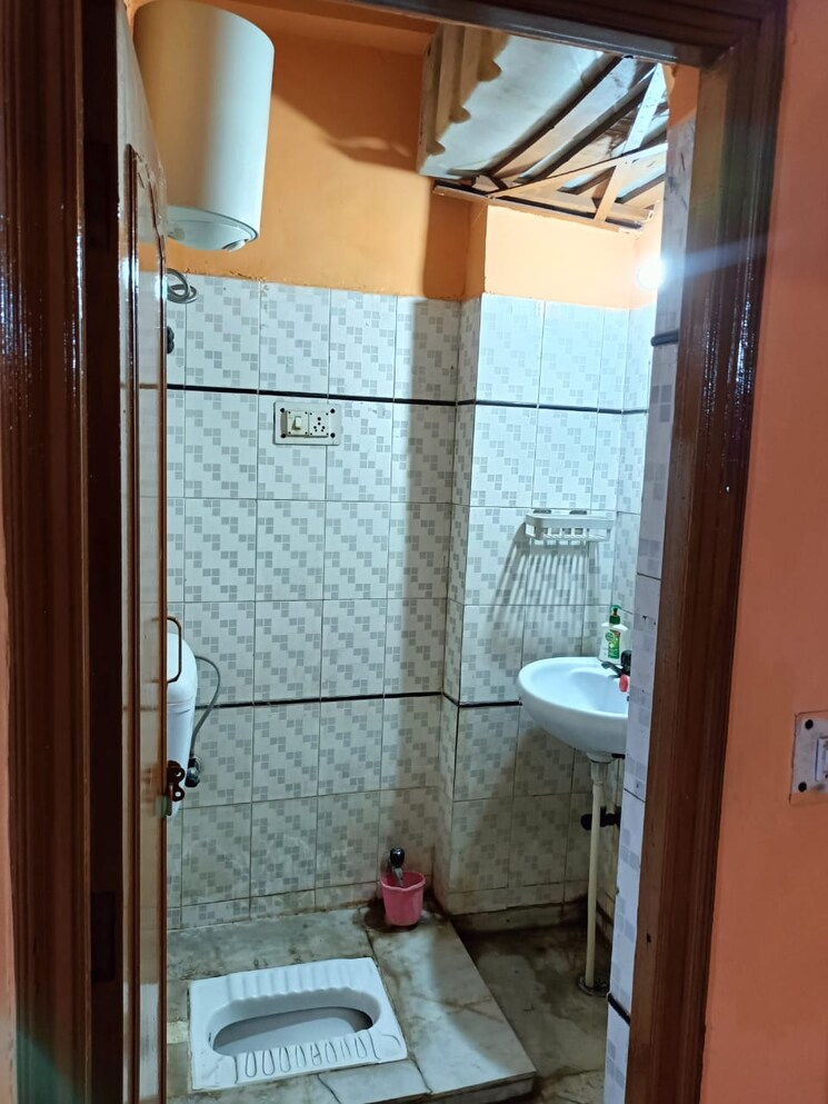 Bathroom, vaishali sector 5 2 Bedroom 800 Sq.Ft. Builder Floor In Vaishali Sector 5 Ghaziabad 9047344