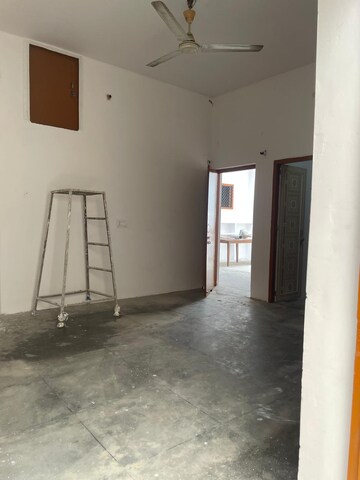 Room in 4 BHK Independent House at Gosainganj – for Rent