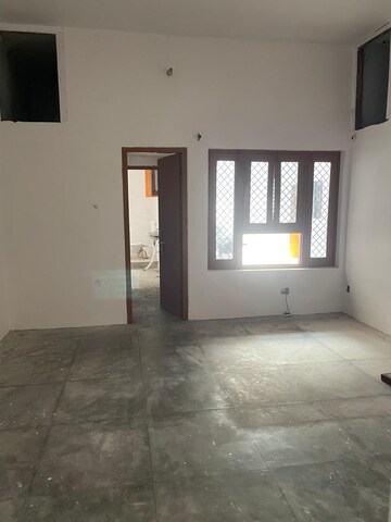 Room in 4 BHK Independent House at Gosainganj – for Rent