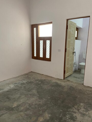 Room in 4 BHK Independent House at Gosainganj – for Rent