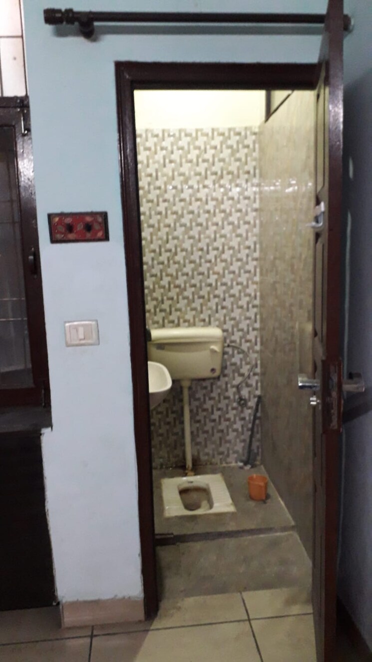 Bathroom, vaishali sector 4 2 Bedroom 800 Sq.Ft. Builder Floor In Vaishali Sector 4 Ghaziabad 9047378