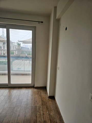 Room in 3 BHK Apartment at Omaxe Royal Residency Faridabad, Sector 79 – for Rent
