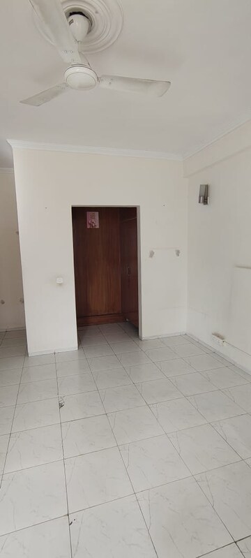 Room in 3 BHK Apartment at Vatika City, Sector 49 – for Rent