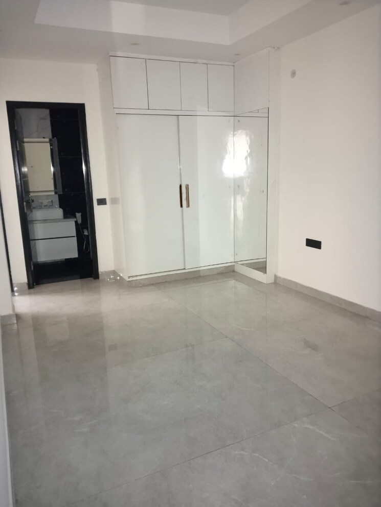 Room, rwa-apartments-sector-40 3 Bedroom 250 Sq.Mt. Independent House In Sector 40 Noida 9047431