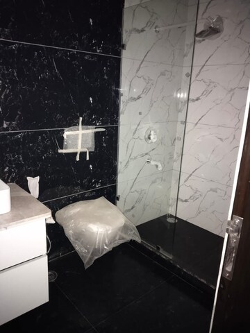 Attached Bathroom in 3 BHK Independent House at RWA Apartments Sector 40, Sector 40 – for Rent